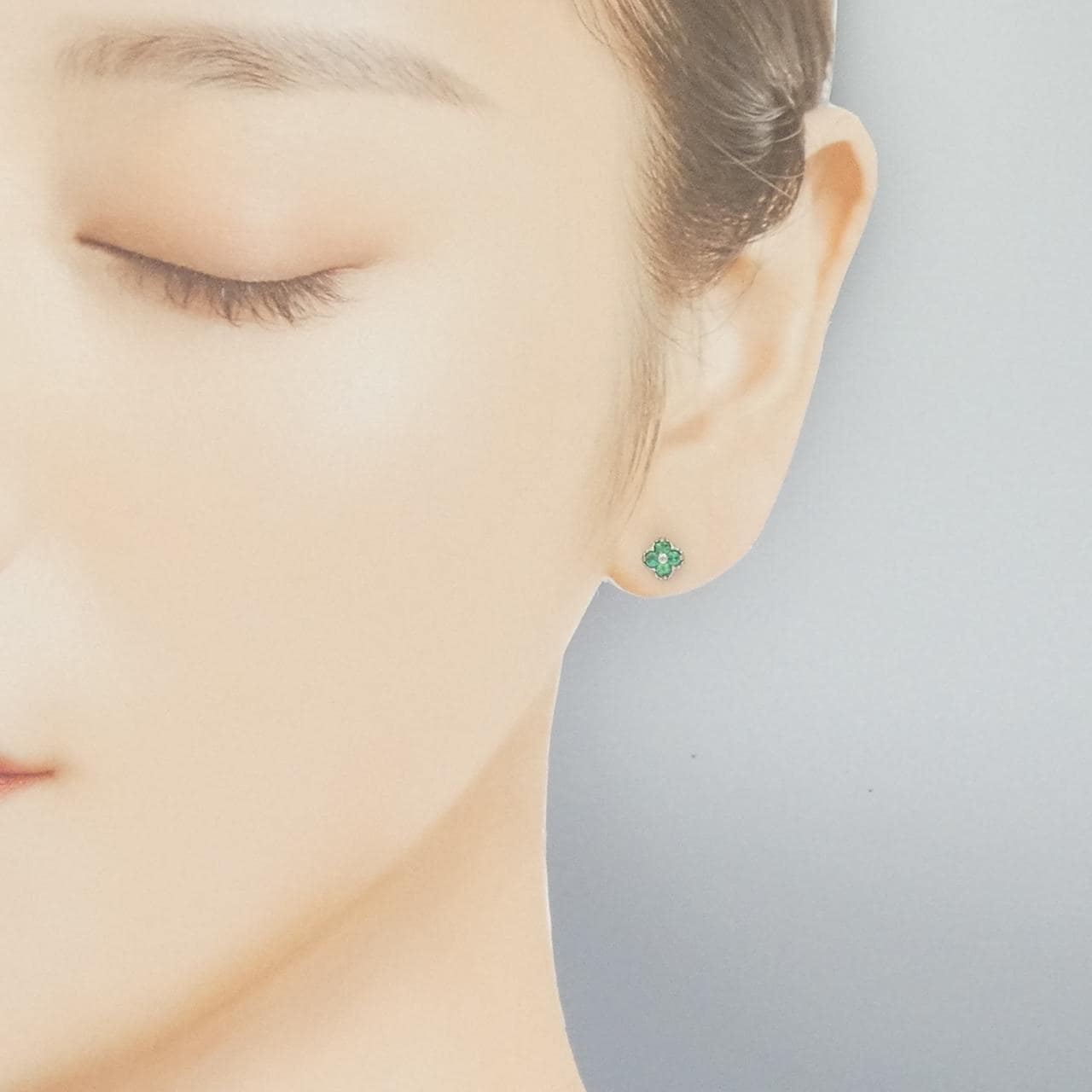 K18WG フラワー エメラルド ピアス 0.20CT