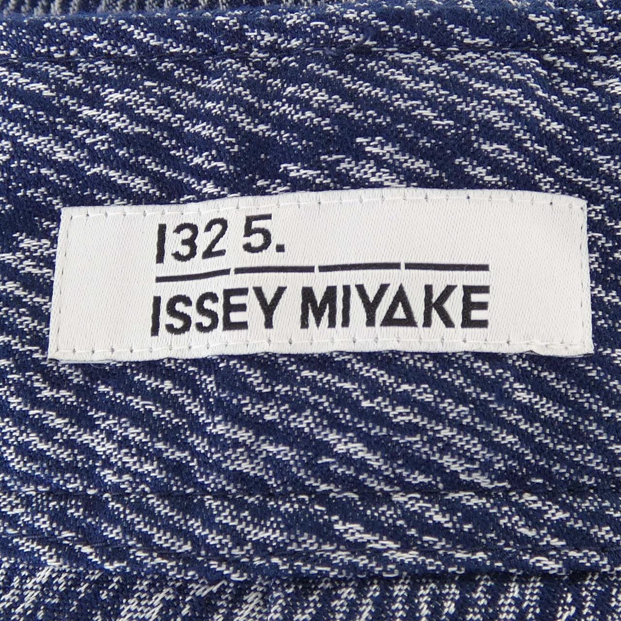 132 5.イッセイミヤケ 132 5.ISSEY MIYAKE IL23FF343 パンツ