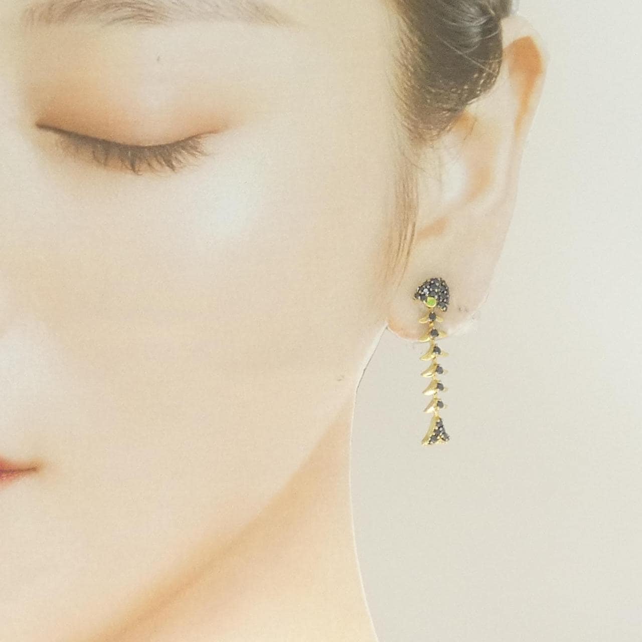 K18YG/K18BG グリーンガーネット ピアス 0.02CT