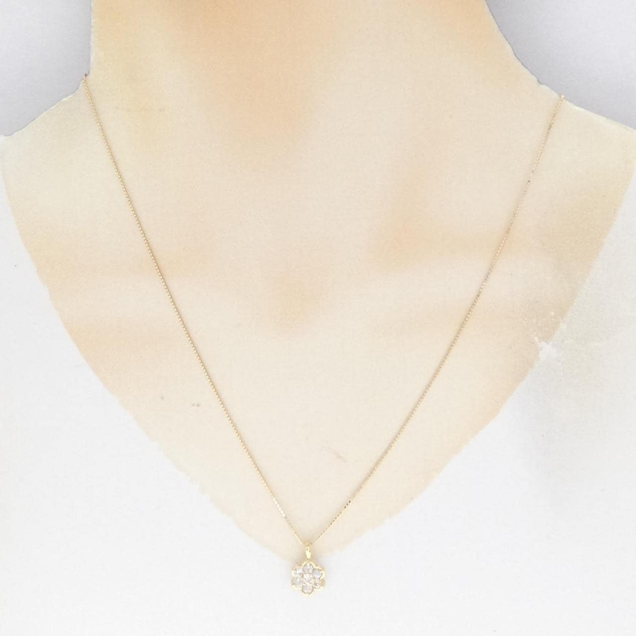 K18YG Flower White Sapphire Necklace