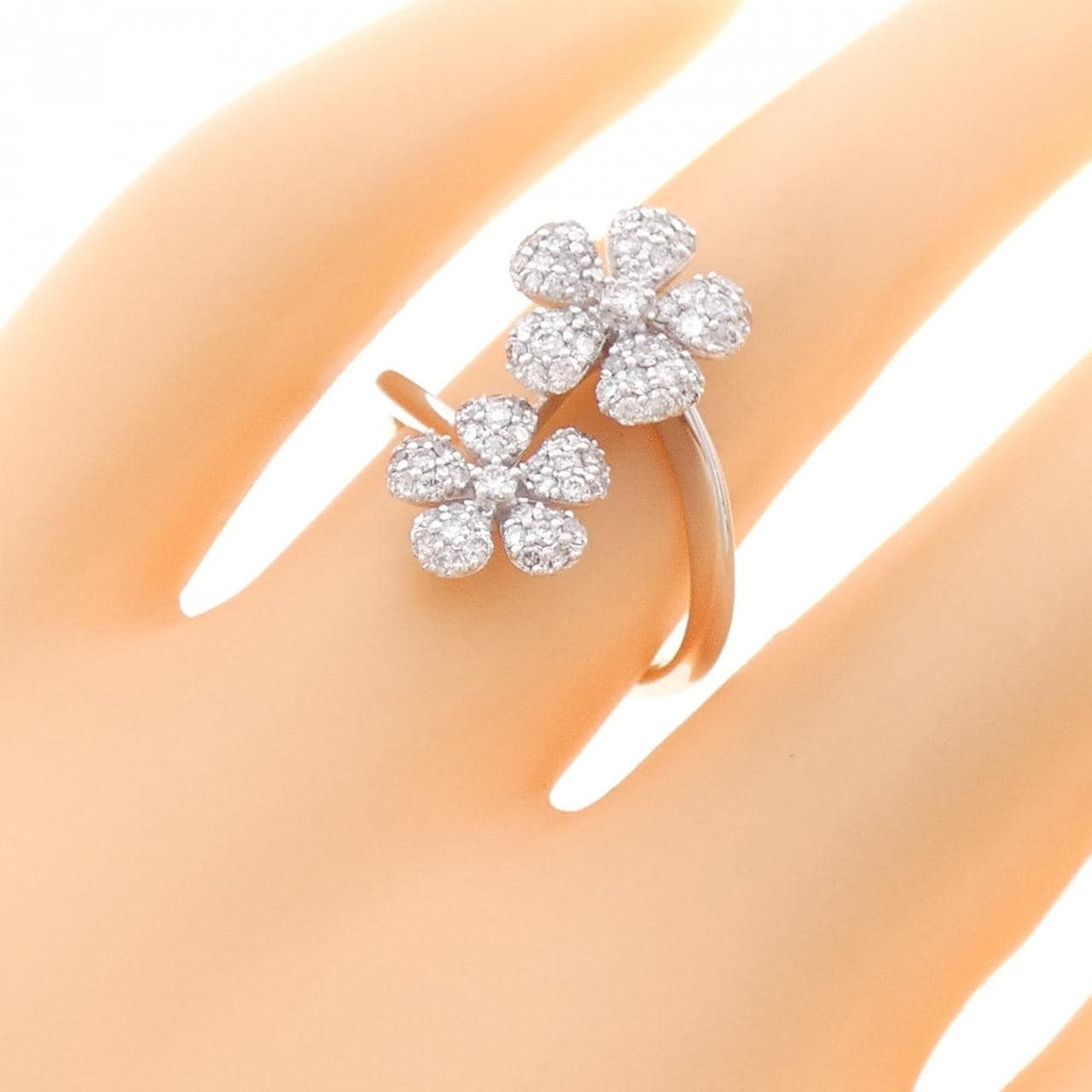 K18WG フラワー ダイヤモンド リング 0.65CT