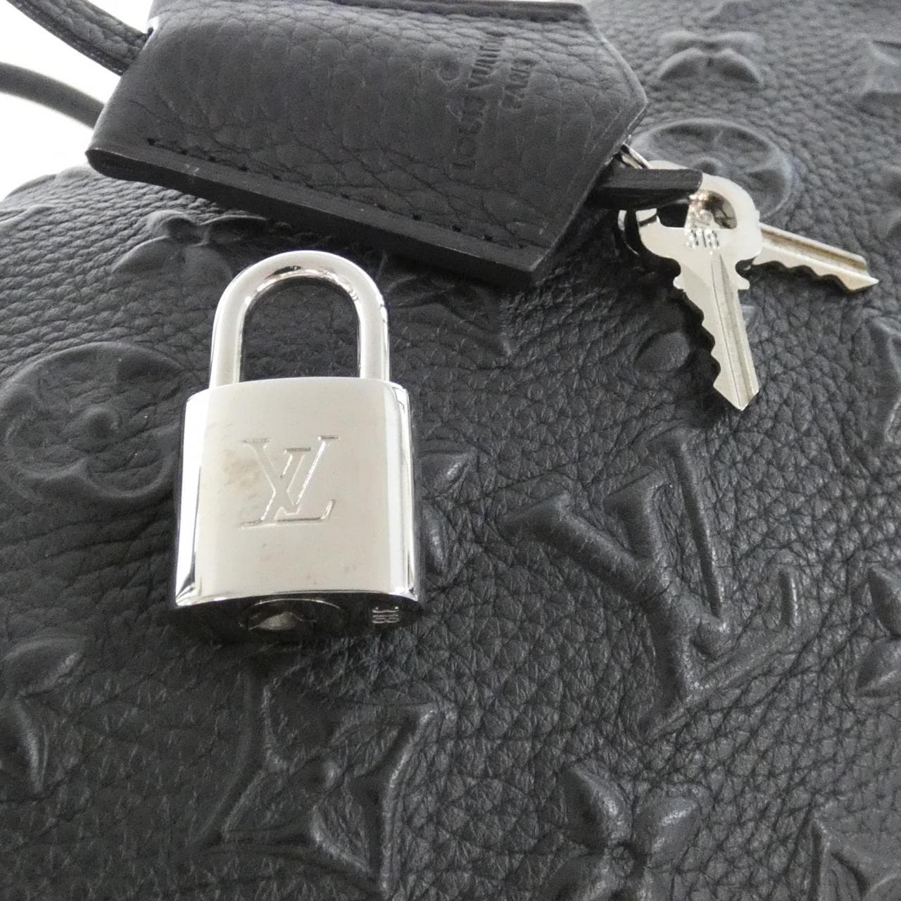 ルイヴィトン モノグラム レヴェラシオン パピヨン 2012PF GM M40737 ショルダーバッグ