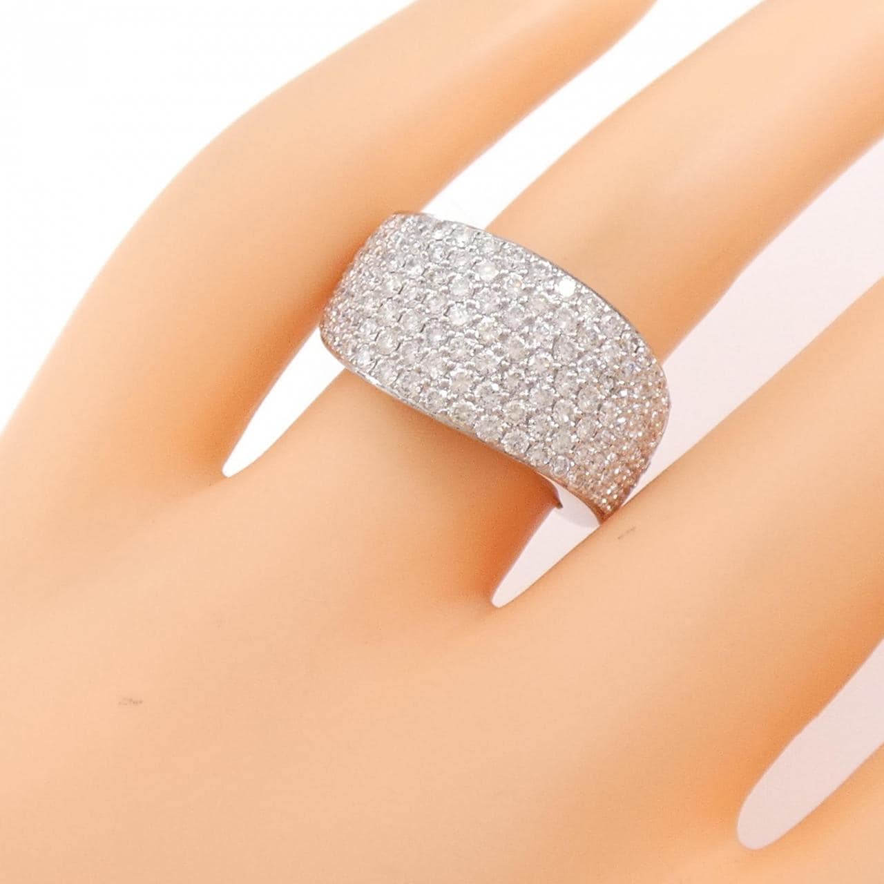 750WG pave Diamond ring