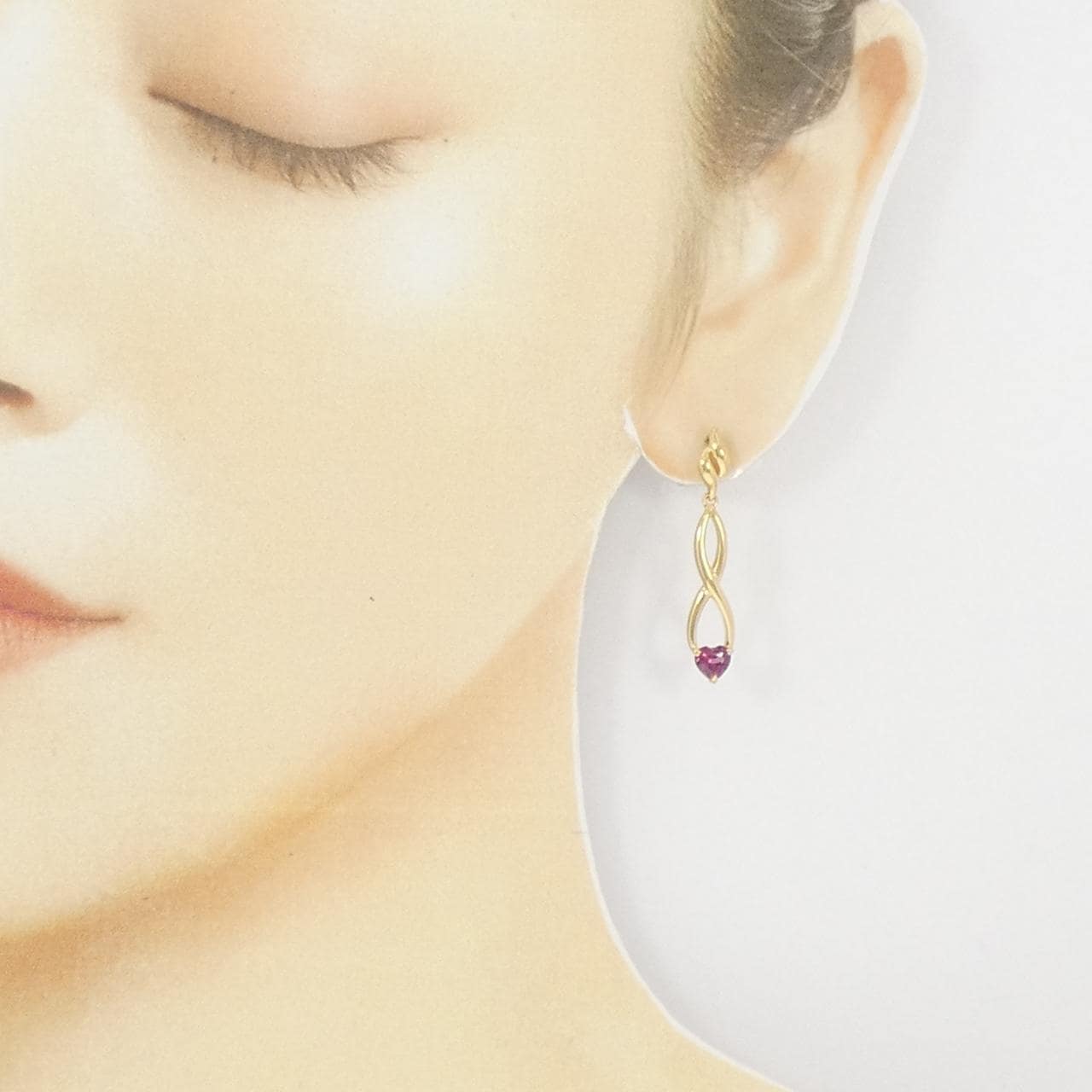 K18YG Heart Garnet Earrings