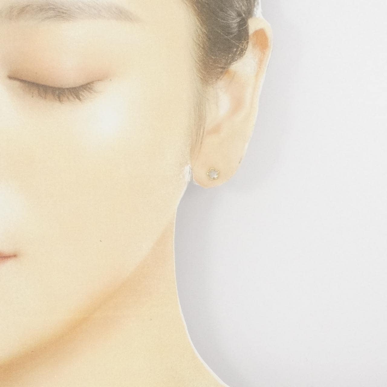 [BRAND NEW] 750YG Flower Mother of Pearl Earrings