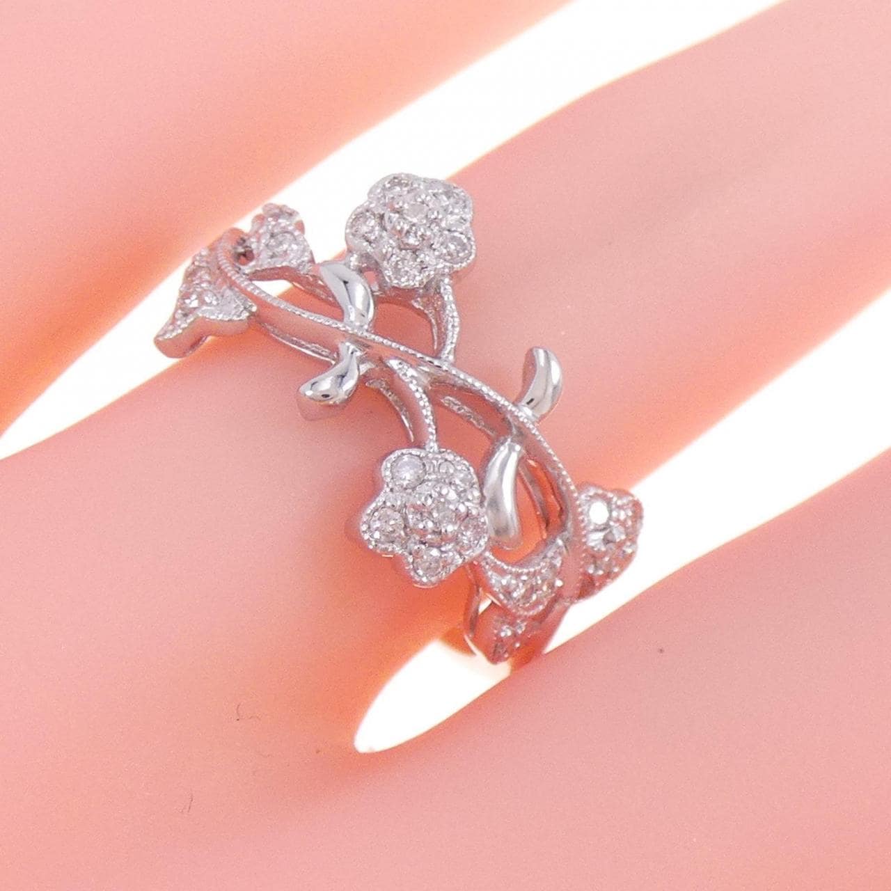 K18WG flower Diamond ring 0.15CT