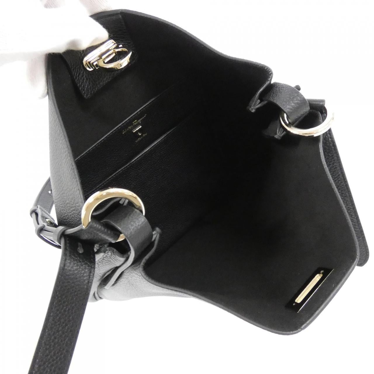 サルヴァトーレフェラガモ 21 H904 ショルダーバッグ