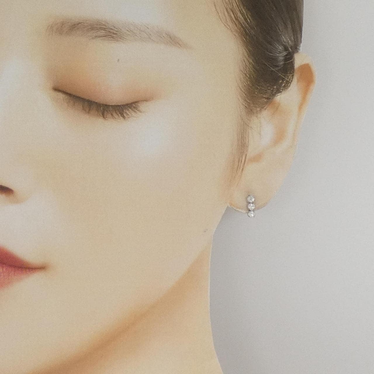 K18WG スリーストーン ダイヤモンド ピアス