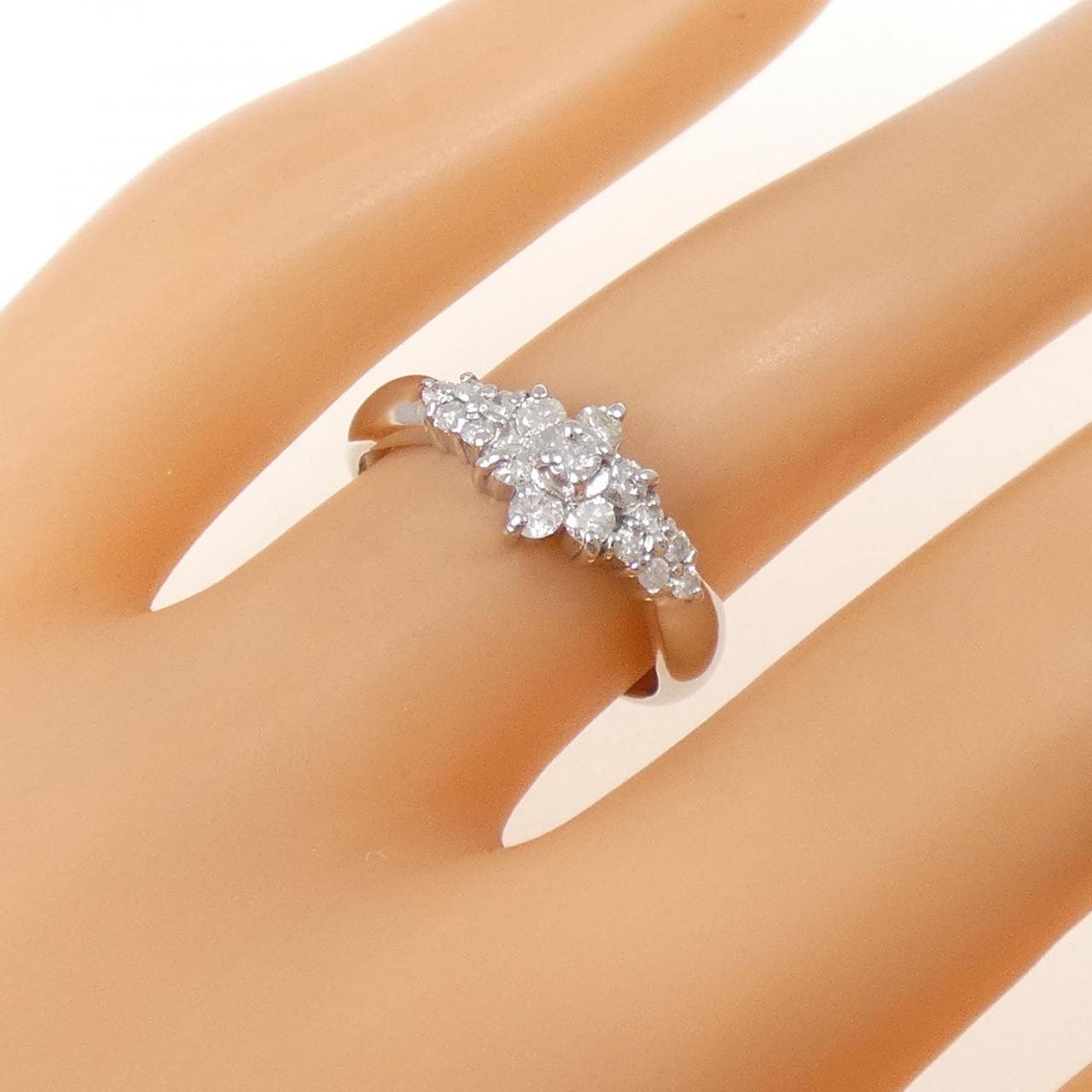 PT900 フラワー ダイヤモンド リング 0.32CT