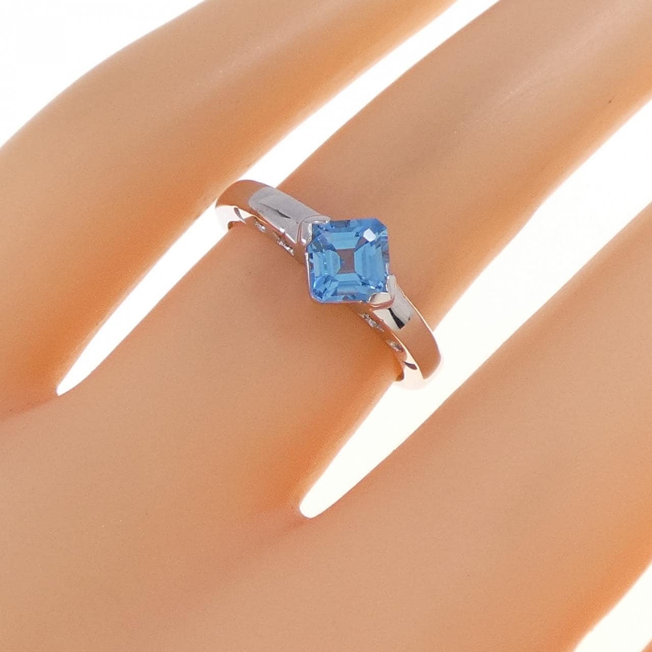 K14WG blue Topaz ring