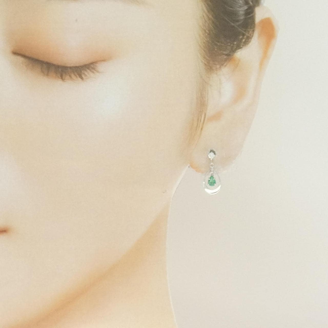 K18WG エメラルド ピアス 0.22CT