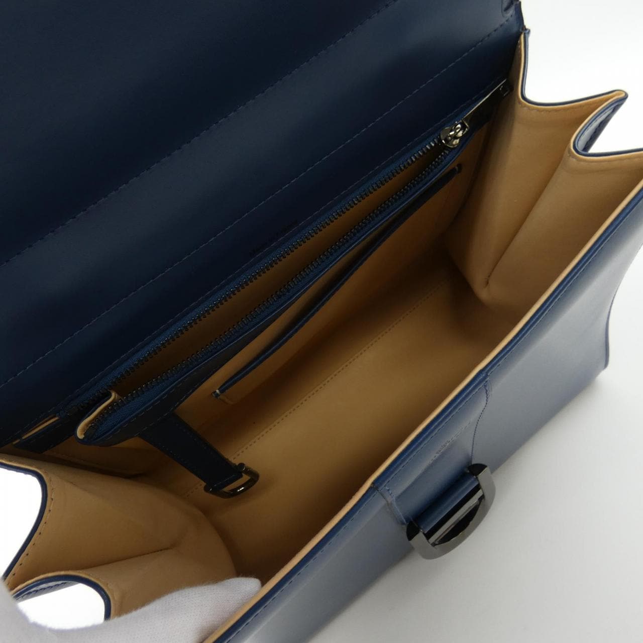 德尔沃DELVAUX