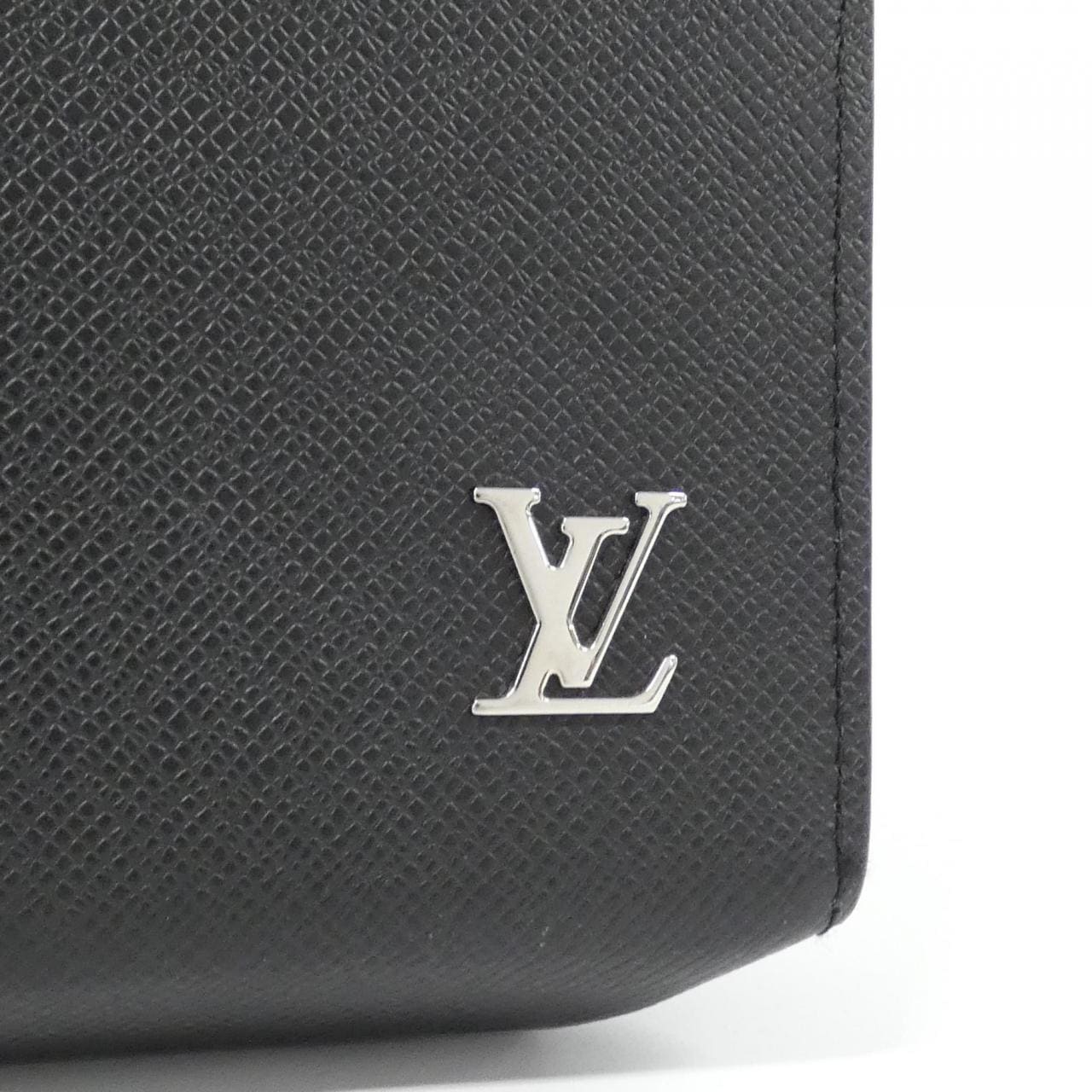 LOUIS VUITTON Taiga Pochette Voyage M30450 包