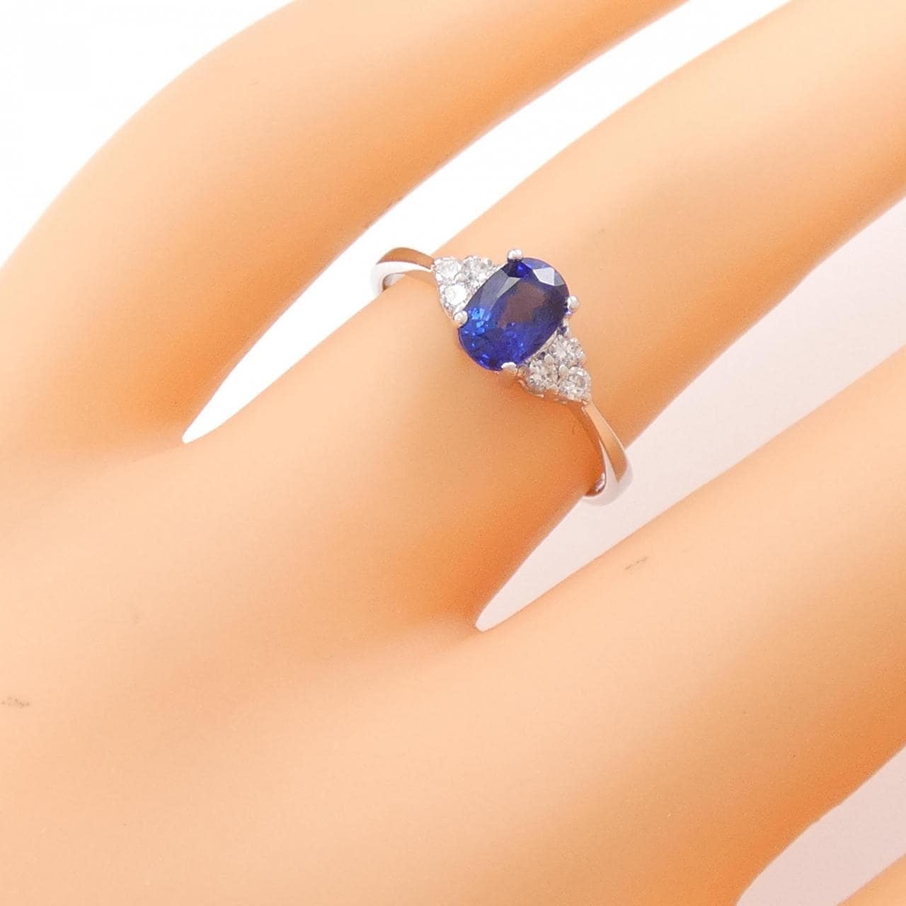 750WG Sapphire Ring 0.76CT