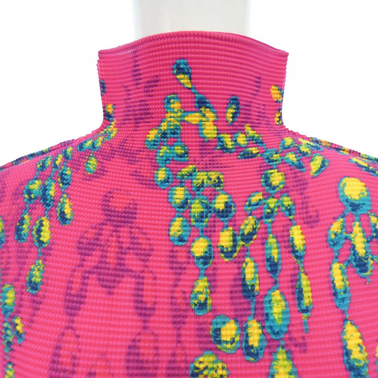 ミーイッセイミヤケ me ISSEY MIYAKE トップス