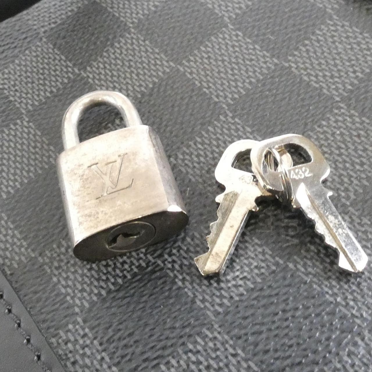 ルイヴィトン ダミエ グラフィット ポルト ドキュマン ヴォワヤージュ N41125 バッグ