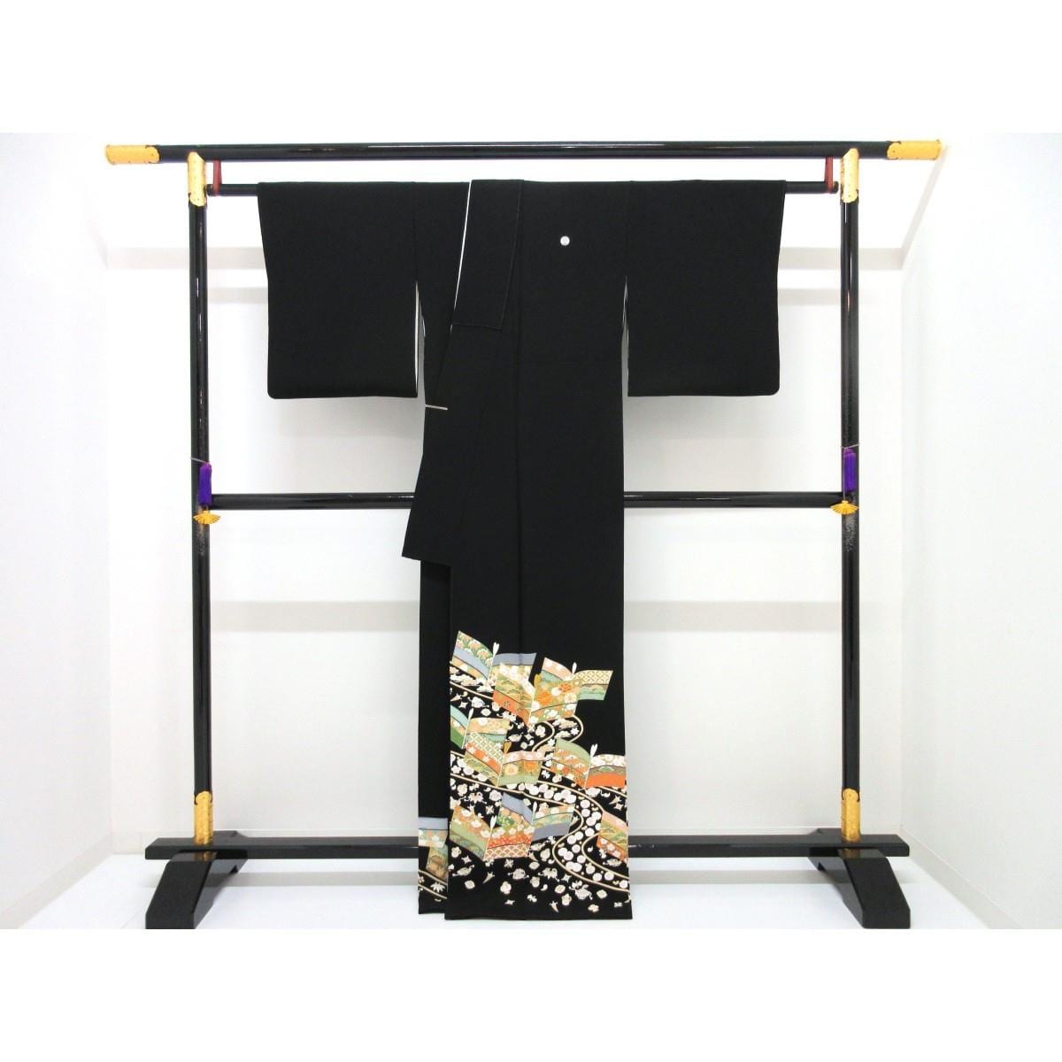 留袖　友禅金彩加工　刺繍入り　丸に抱沢潟