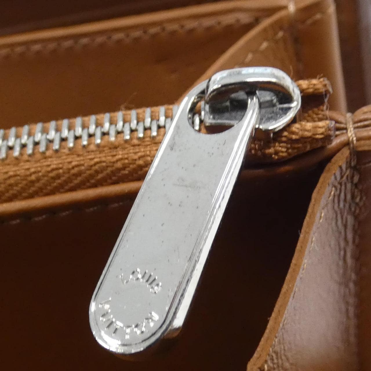 ルイヴィトン マヒナ ジッピー ウォレット M68670 財布