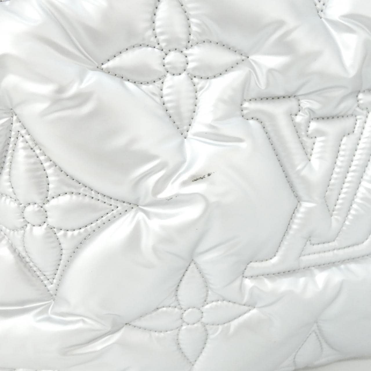 ルイヴィトン LVピロー オンザゴー GM M21053 バッグ