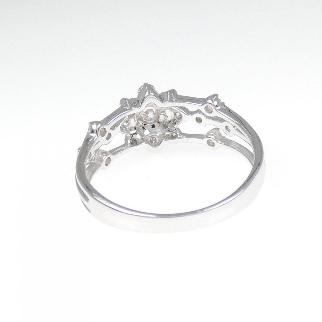 K18WG フラワー ダイヤモンド リング 0.30CT