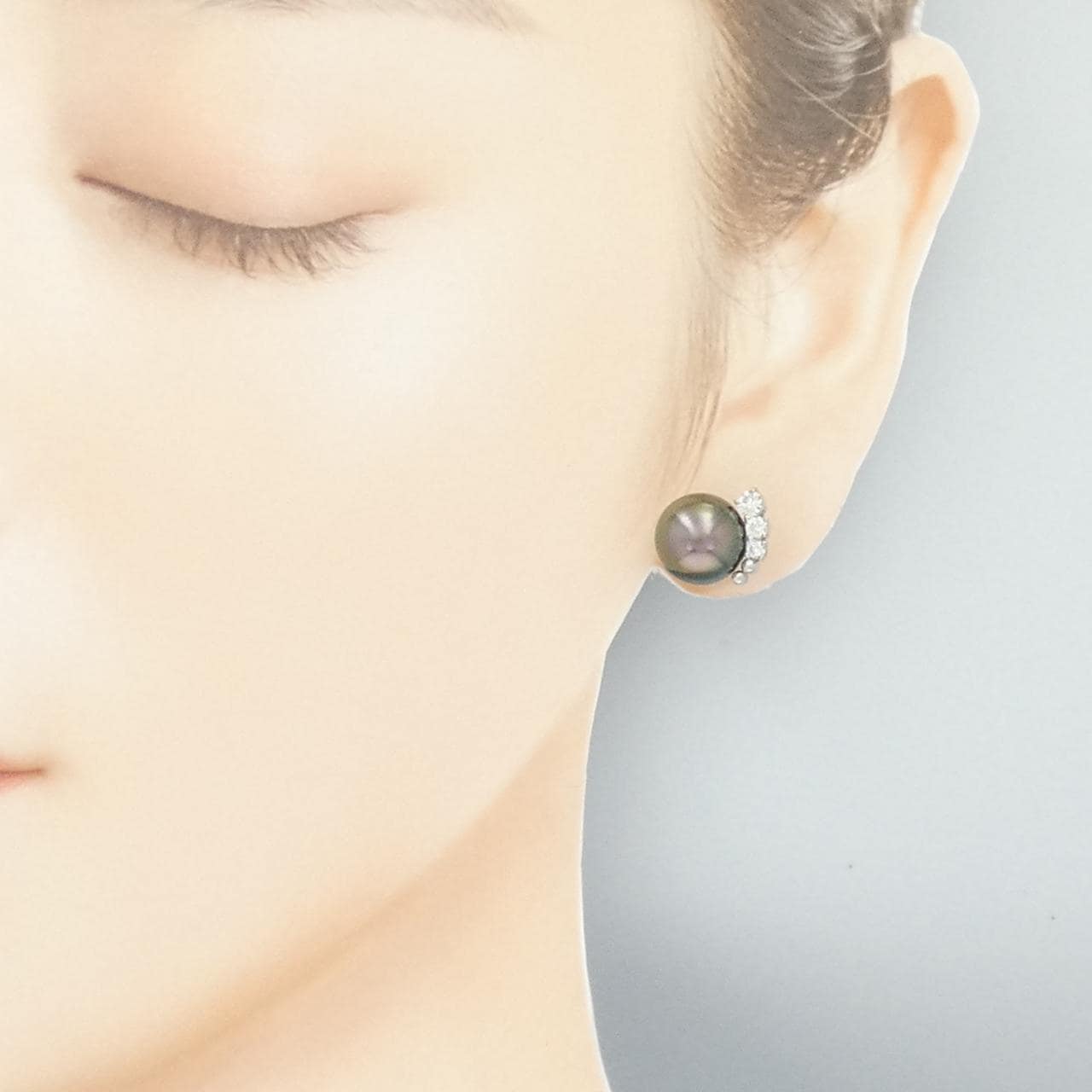 K18WG Black Pearl Earrings 10.5mm