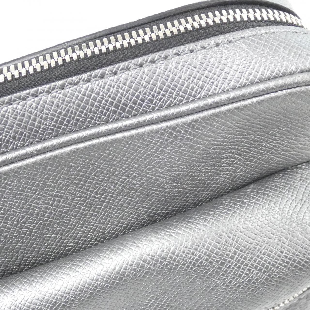 ルイヴィトン タイガ ラマ アウトドア メッセンジャー M30830 ショルダーバッグ