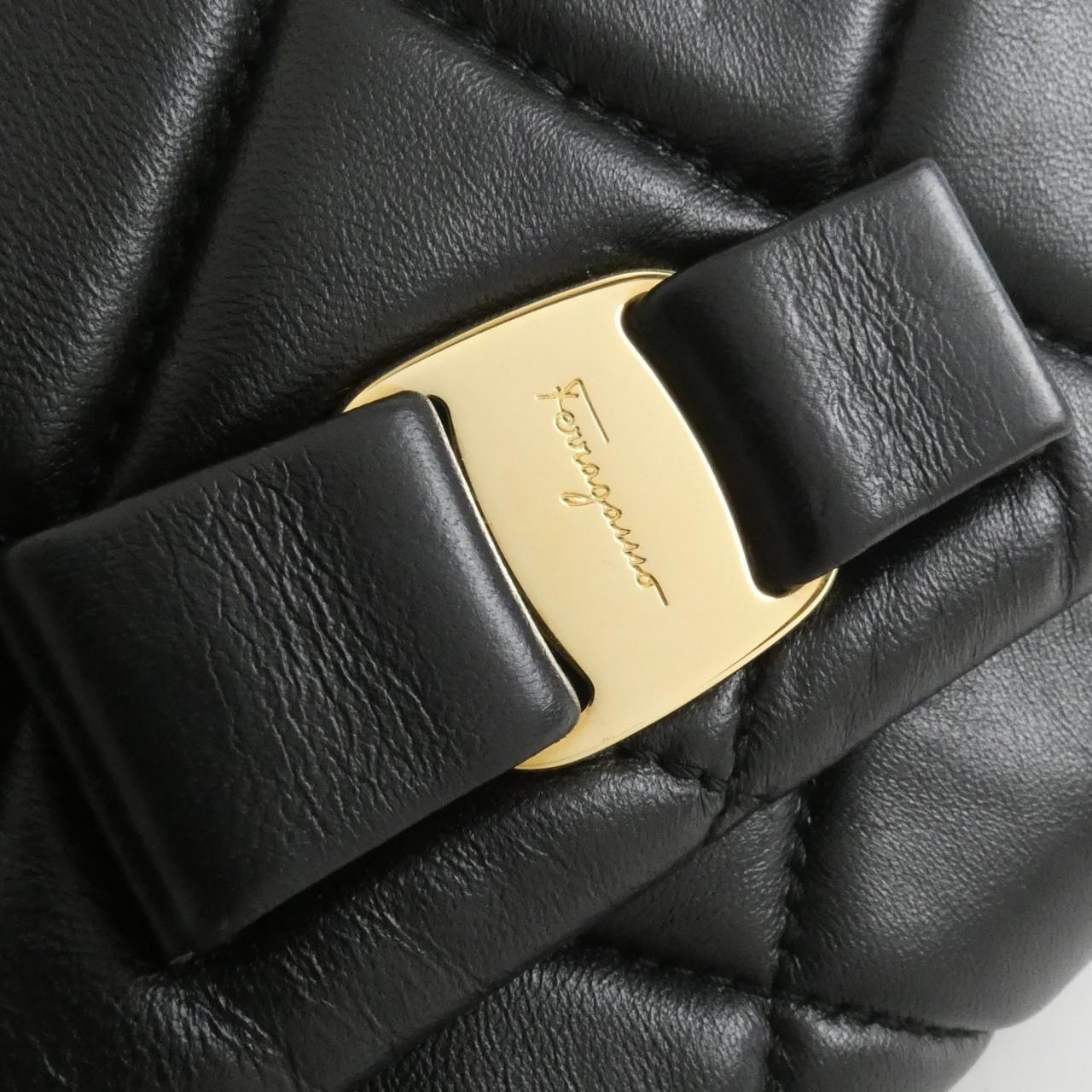 サルヴァトーレフェラガモ 22 C150 ショルダーバッグ