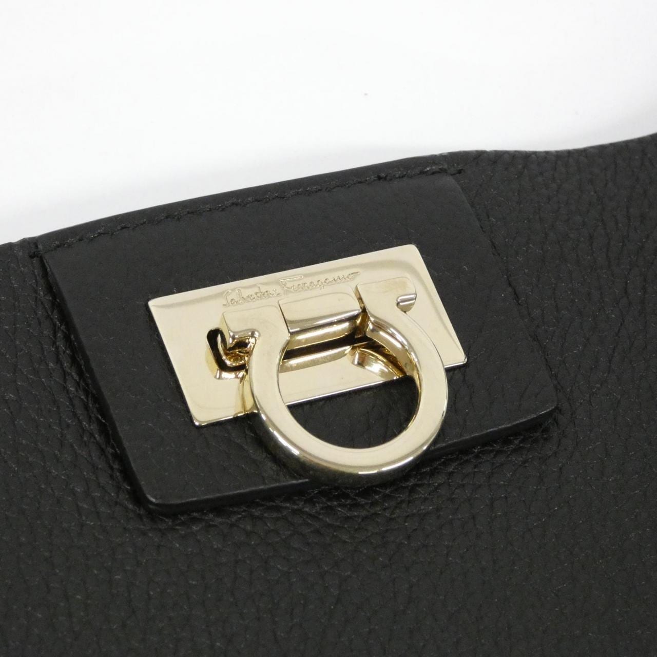 サルヴァトーレフェラガモ 21 H904 ショルダーバッグ