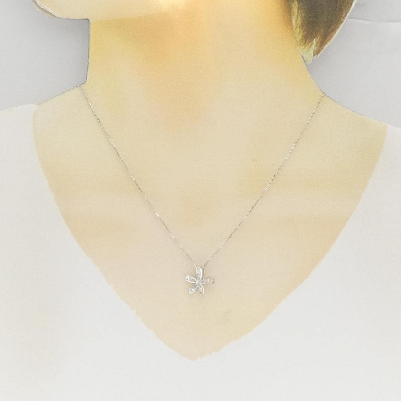 K18WG flower Diamond necklace 0.20CT