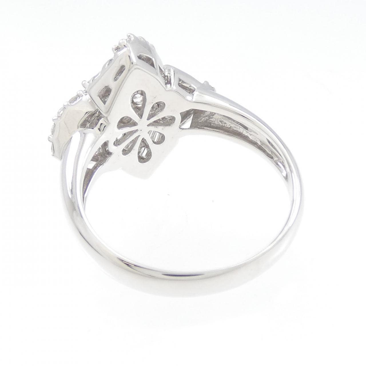 18KWG Diamond ring