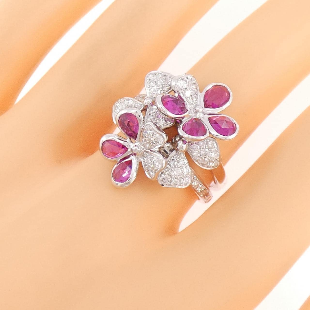 K18WG フラワー ルビー リング 1.97CT