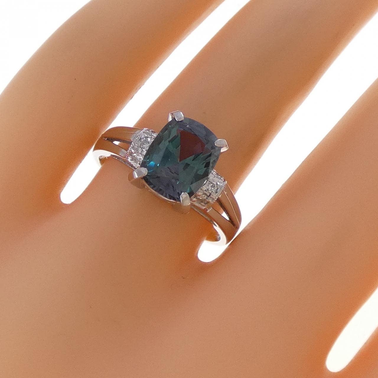 Cresent Vert Alexandrite Ring 2.56CT