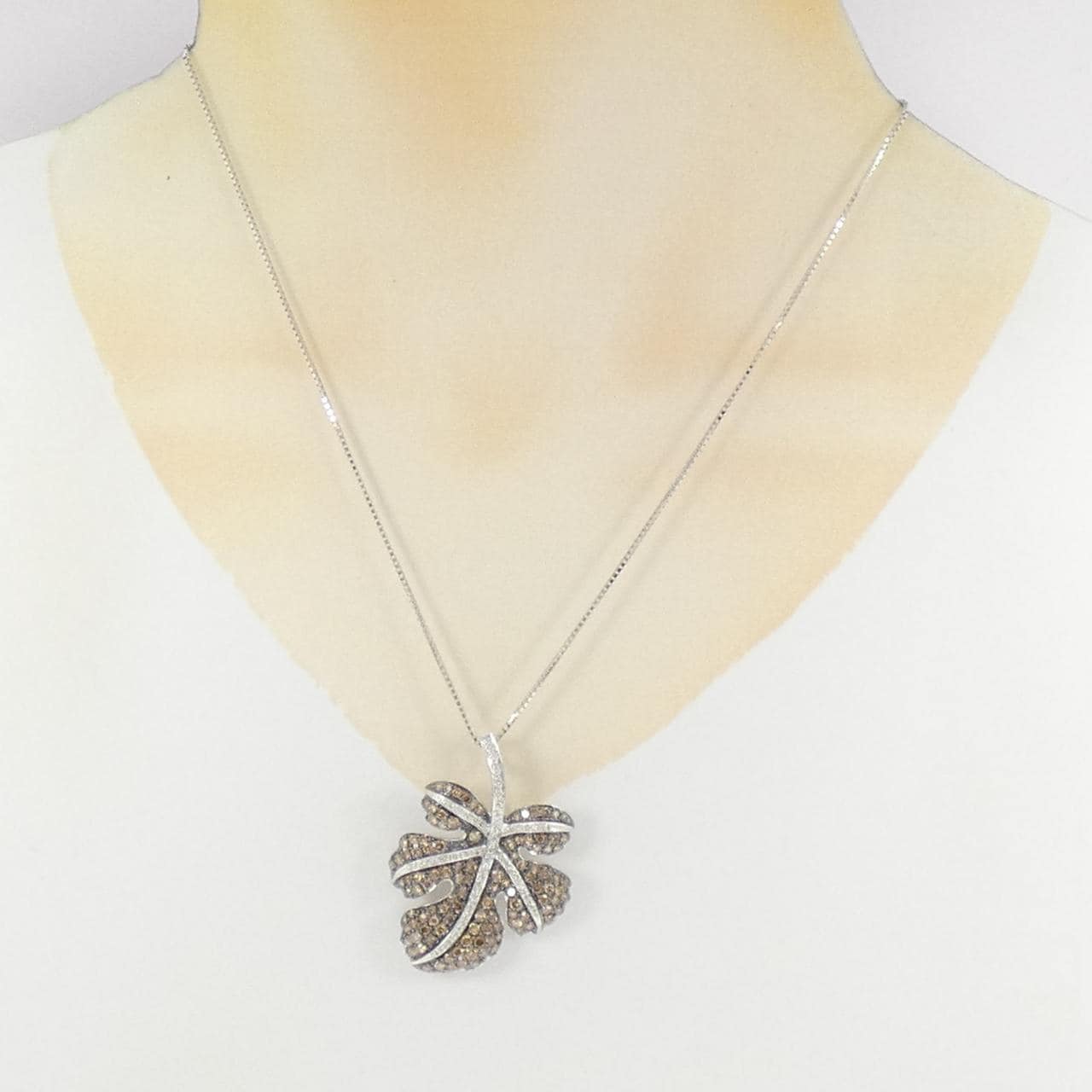 750WG/750BG/K18WG リーフ ダイヤモンド ネックレス 2.51CT