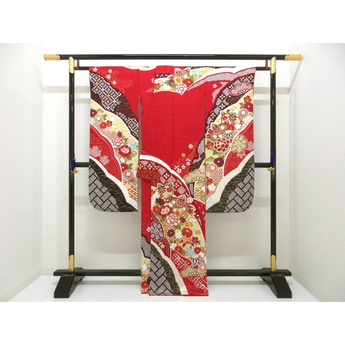振袖　友禅金彩加工　刺繍入り
