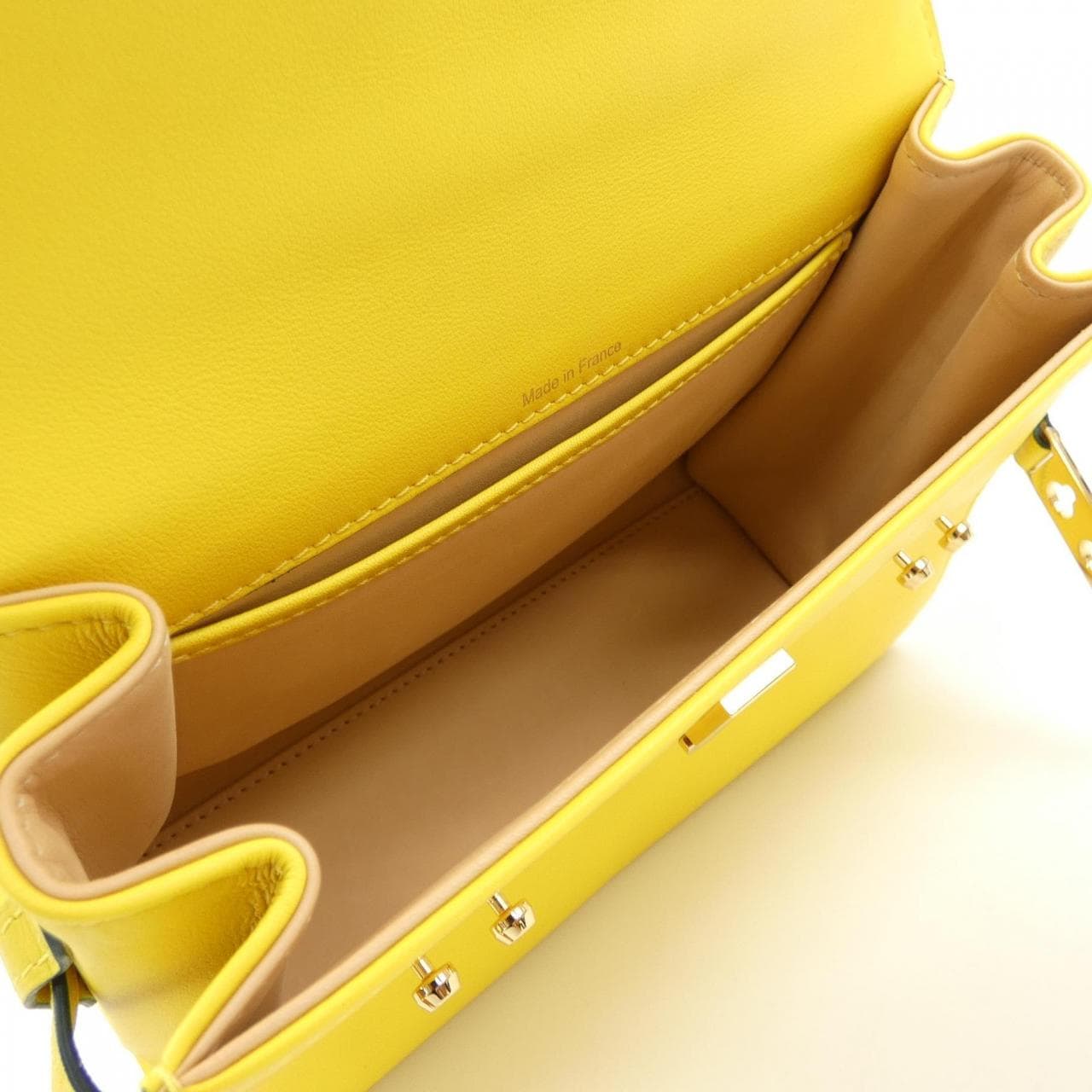 德尔沃DELVAUX
