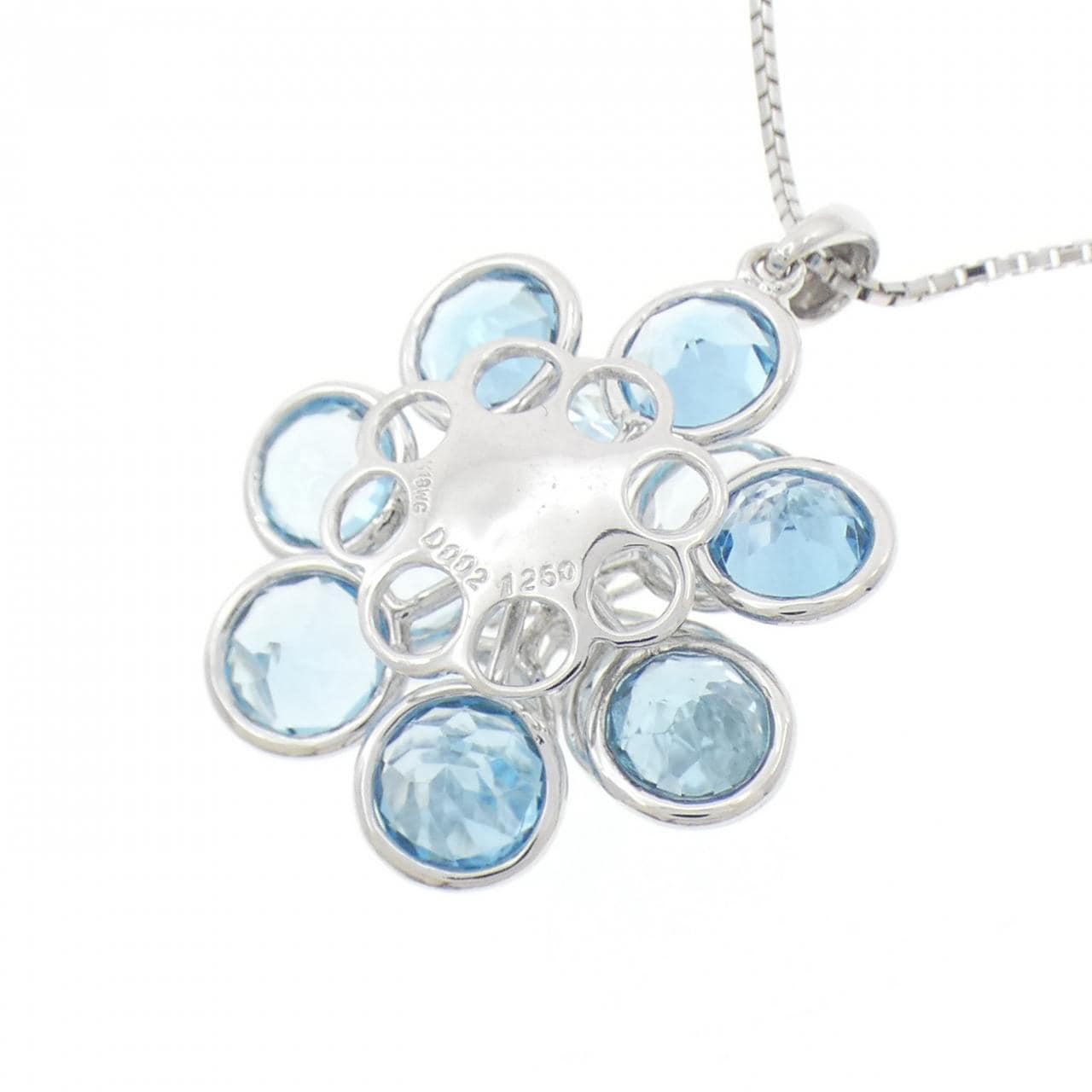 K18WG 花朵蓝托帕石项链 12.50克拉