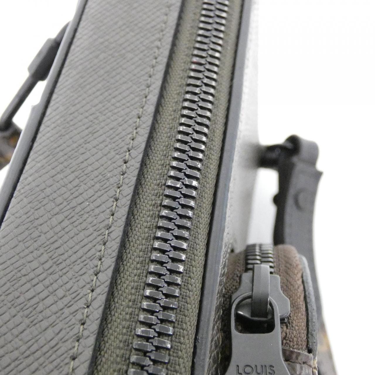 ルイヴィトン タイガ ラマ フォンボックス M30581 ショルダーバッグ
