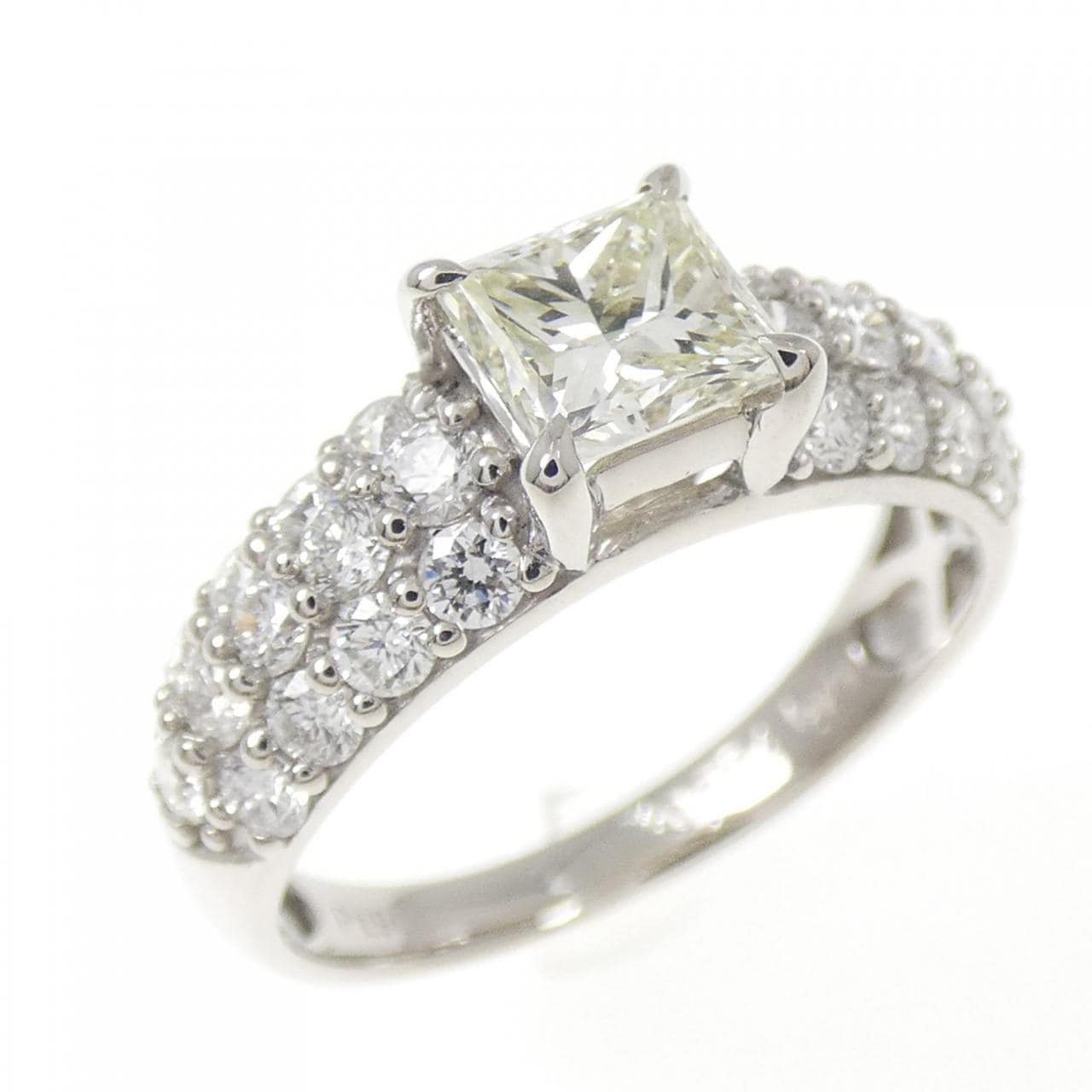 PT900 ダイヤモンド リング 0.704CT