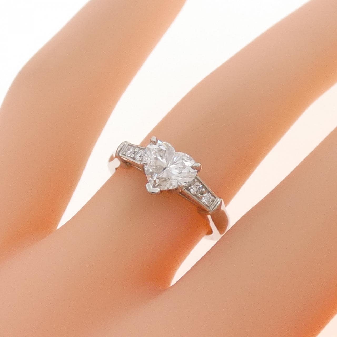 ハリーウィンストン リング 0.90CT F VVS2