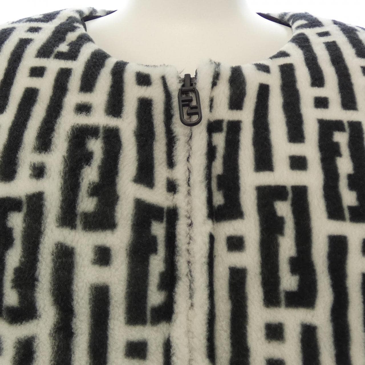 フェンディ FENDI FM5362 ANUQ ダウンジャケット