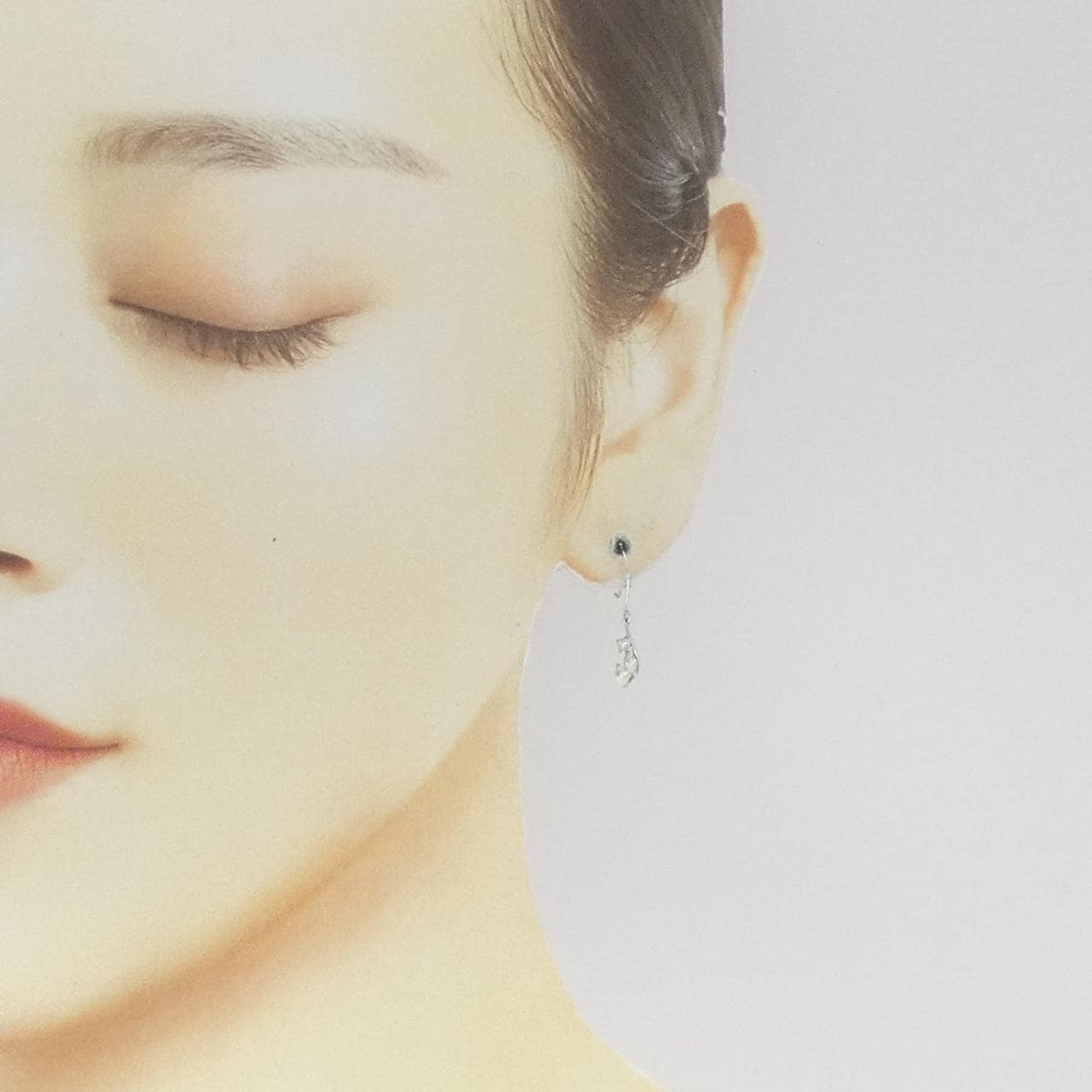 [BRAND NEW] K18WG Diamond earrings 0.30CT