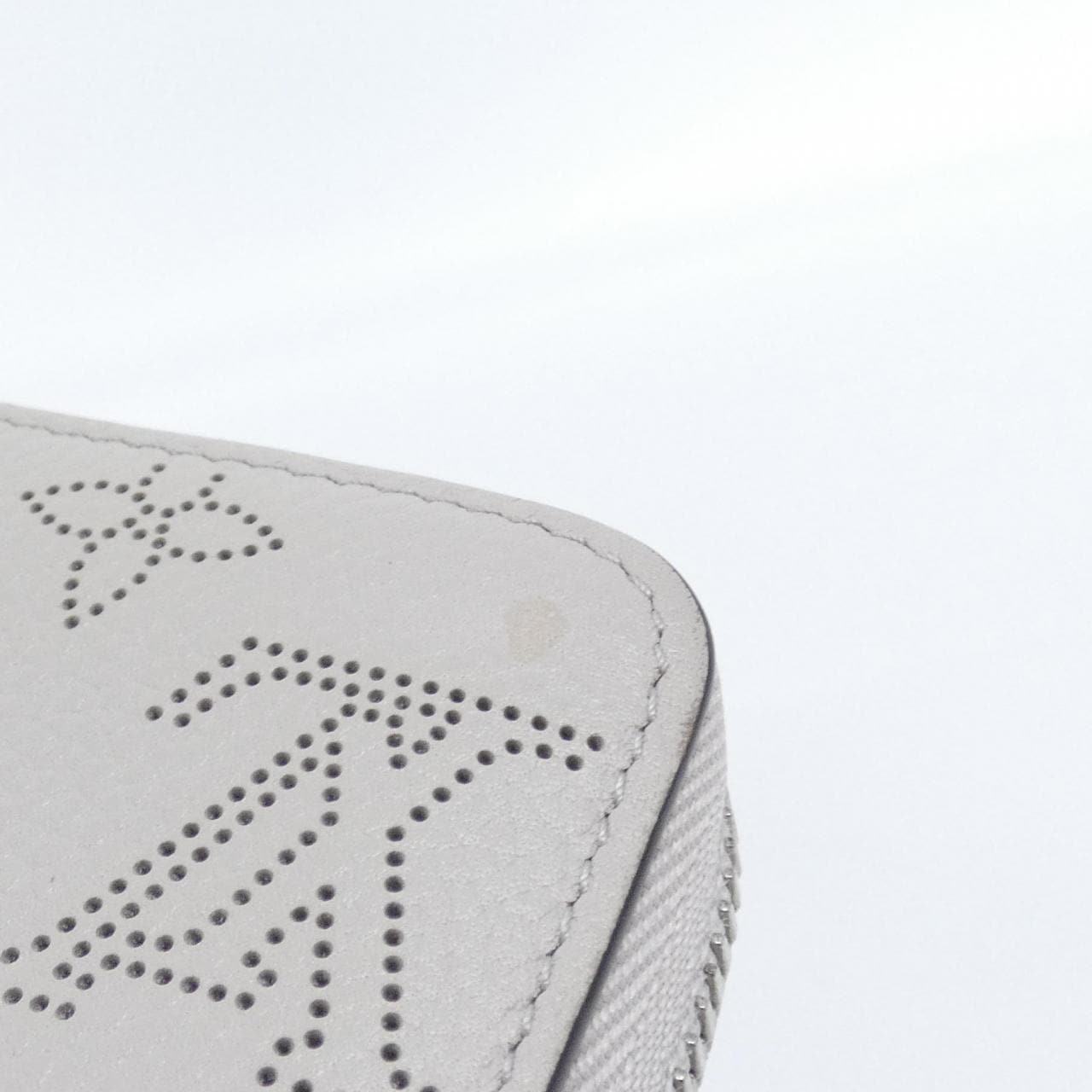 ルイヴィトン マヒナ ジッピー ウォレット M68670 財布