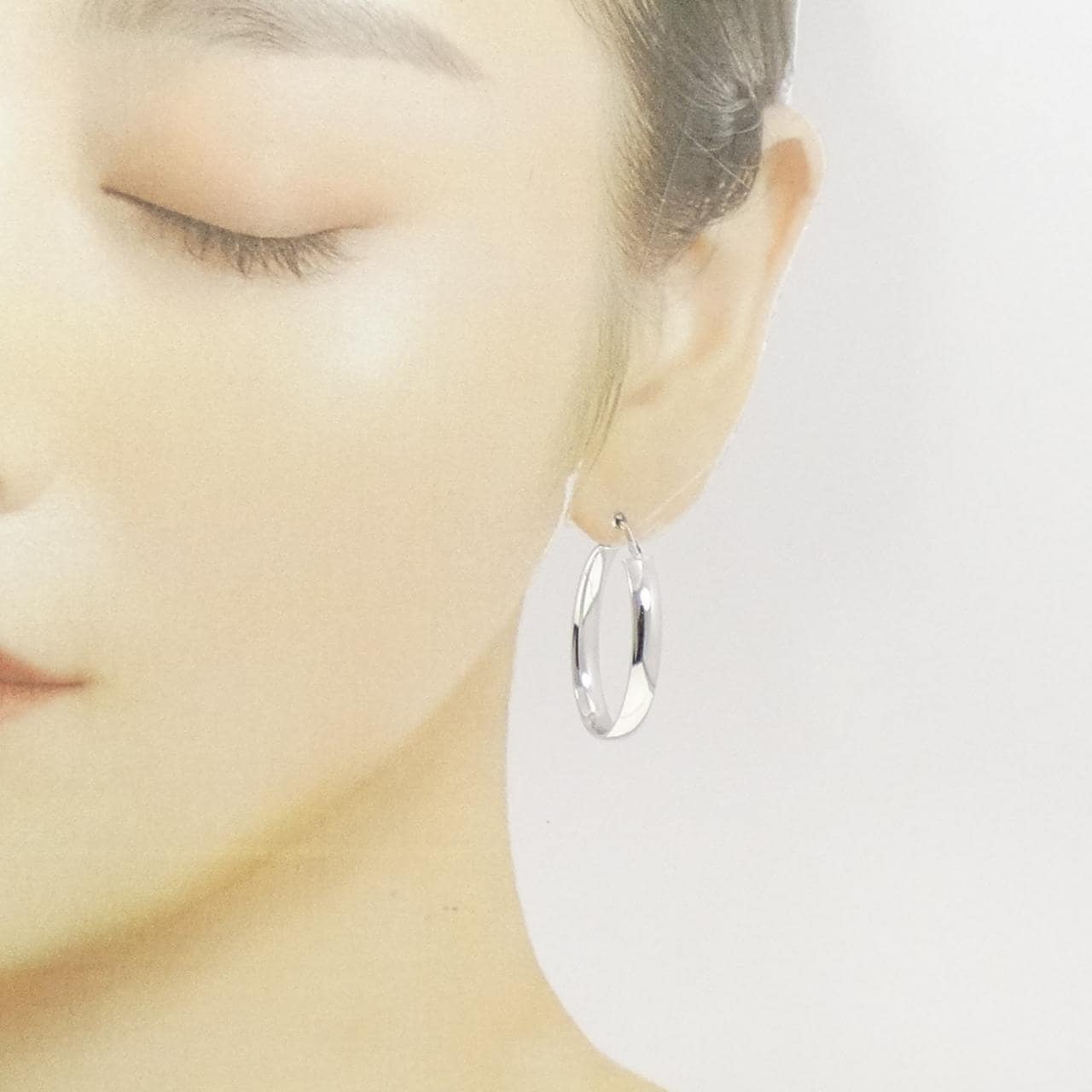 750WG earrings