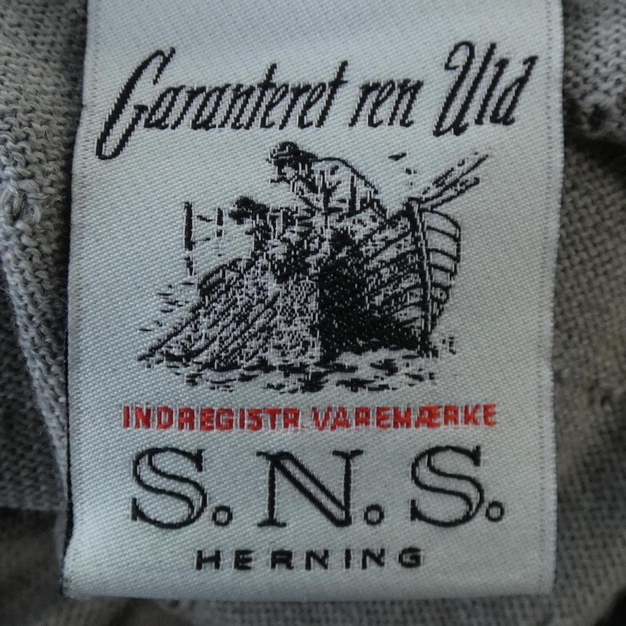 エスエヌエスハーニング S.N.S.HERNING パーカー
