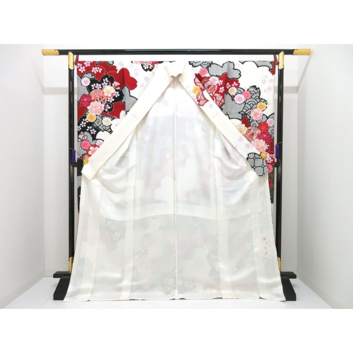 振袖　友禅金彩加工　刺繍入り