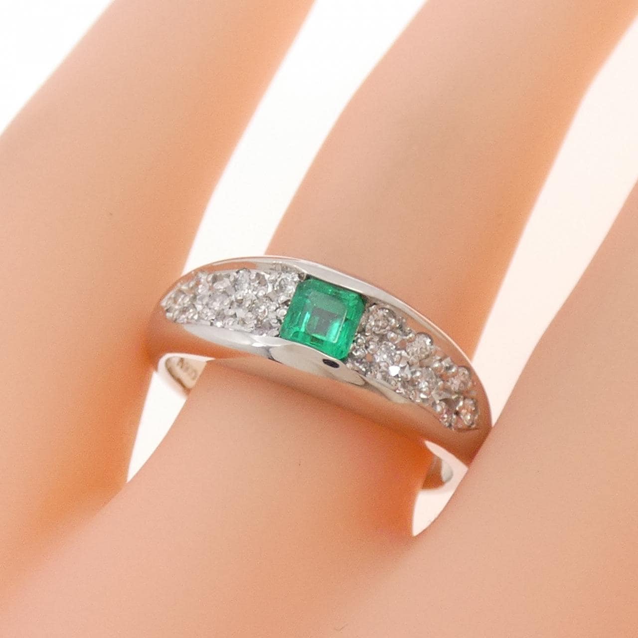 PT900 エメラルド リング 0.30CT