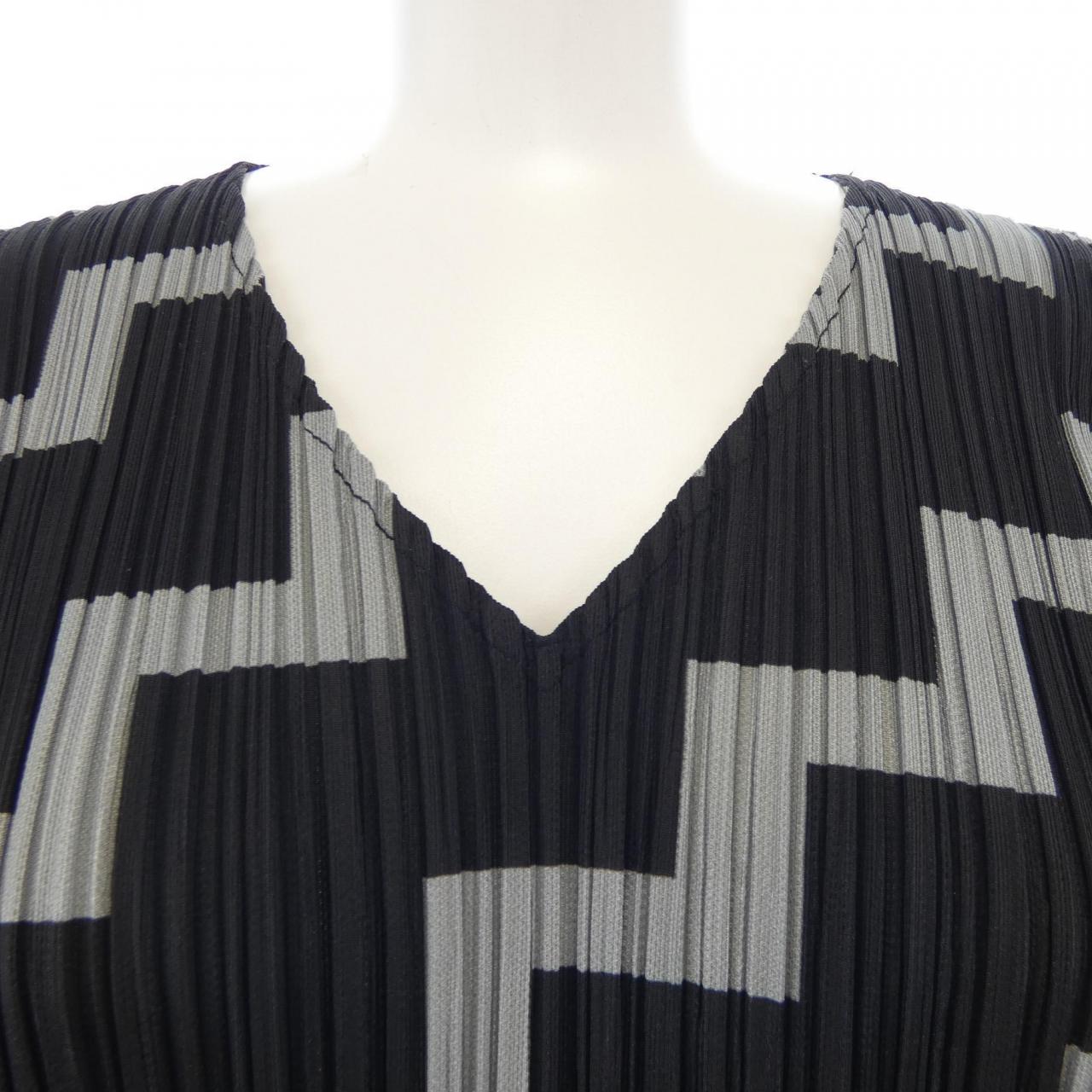 百褶PLEATS PLEASE上衣