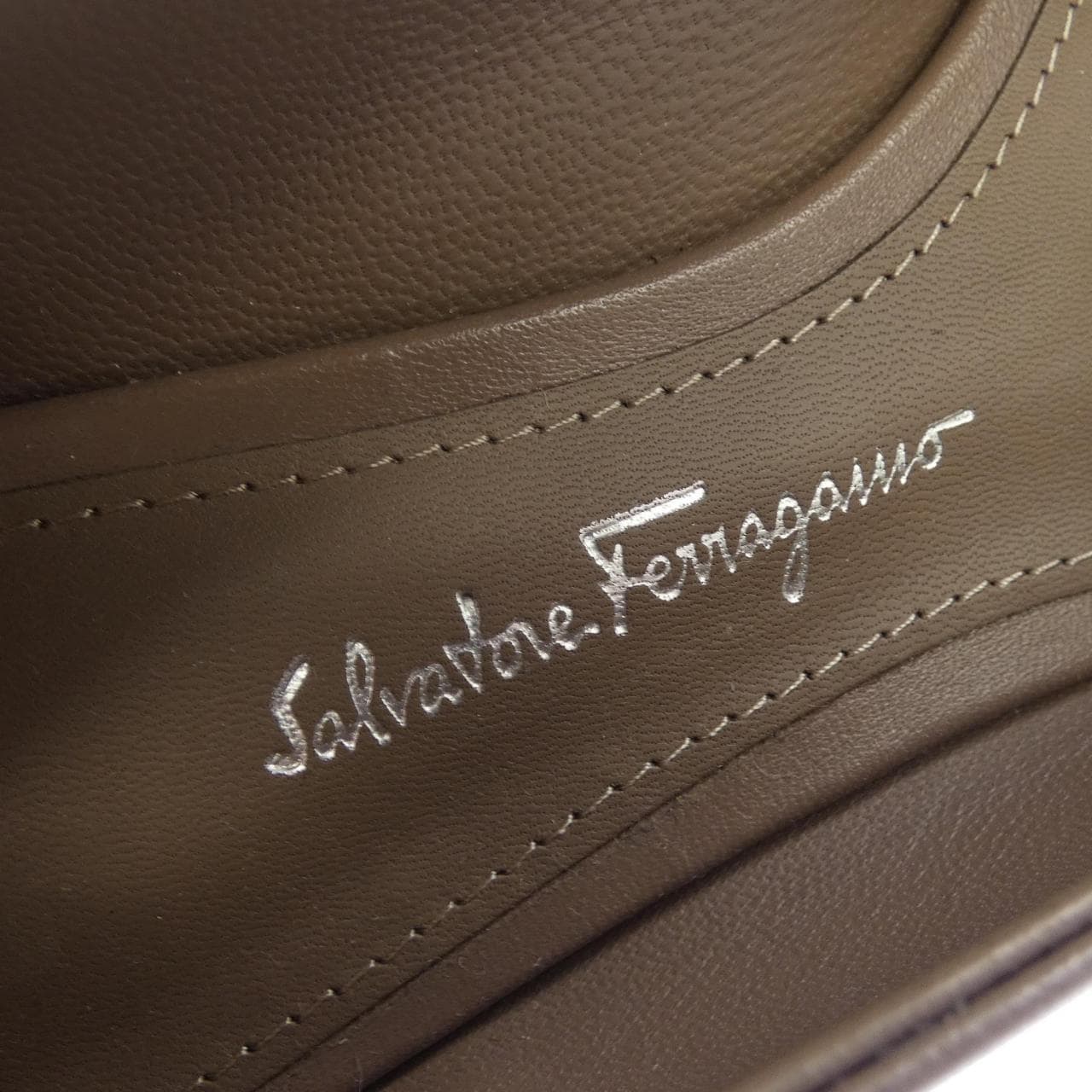 サルヴァトーレフェラガモ SALVATORE FERRAGAMO フラットシューズ