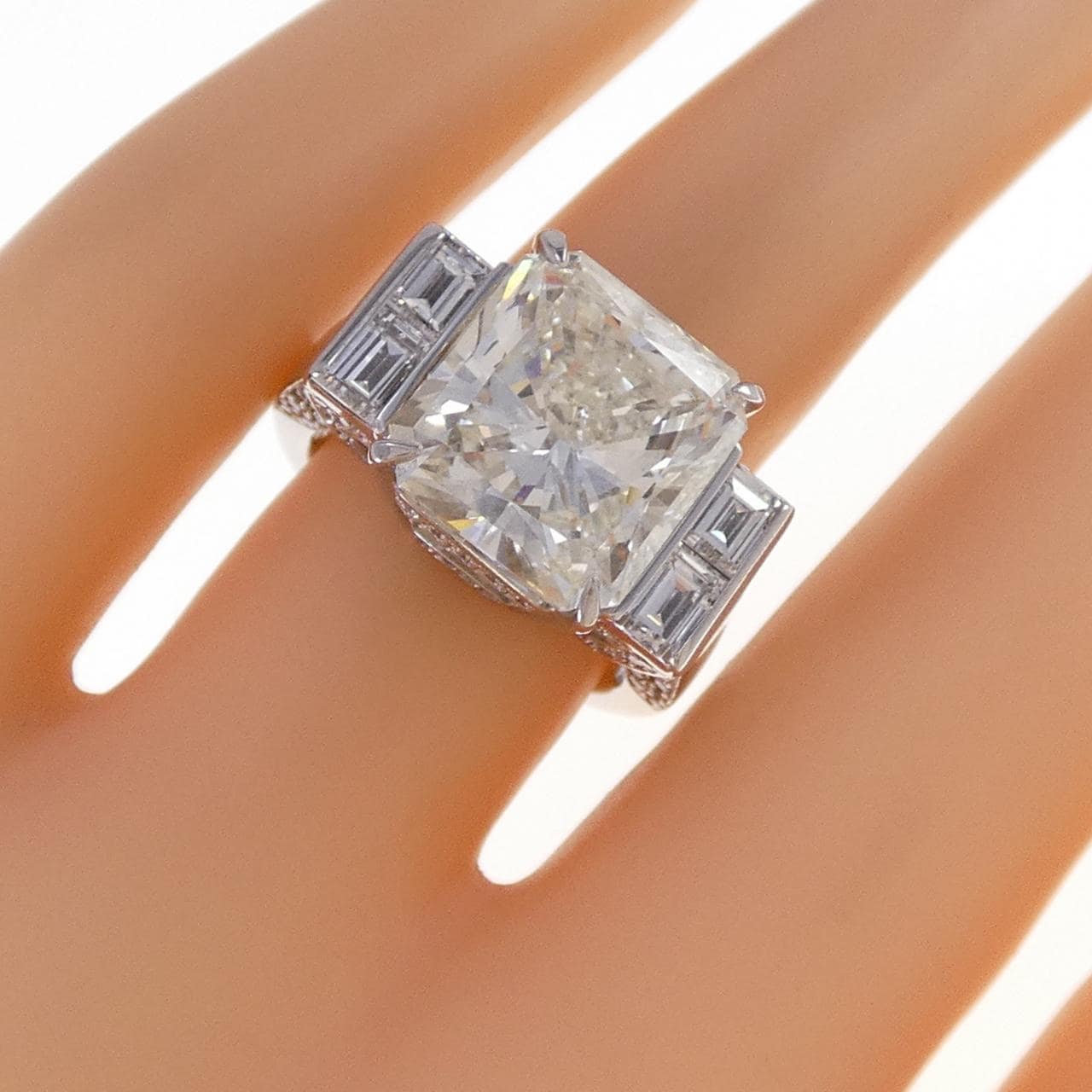 K18WG ダイヤモンド リング 6.88CT M SI1 ファンシーカット