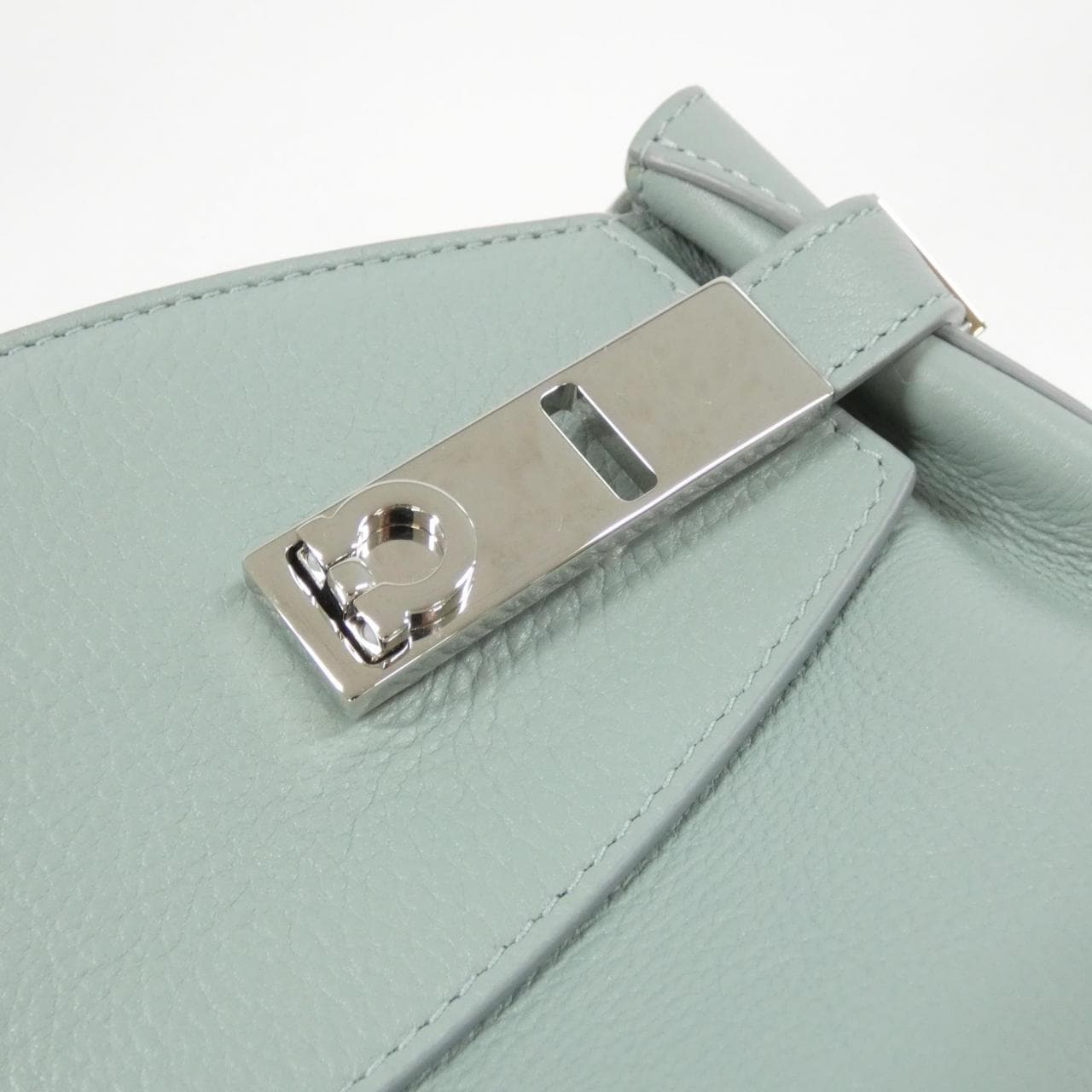 【新品】サルヴァトーレフェラガモ HUG 21 5974 ショルダーバッグ